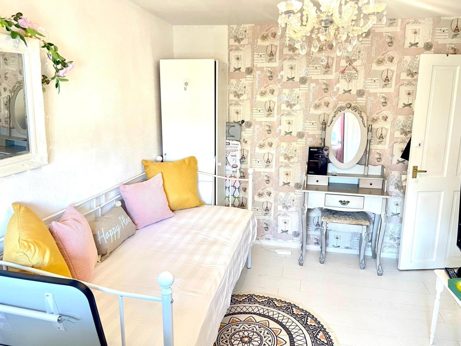 Happy Place With Kitchenette- Female Only Londres Exterior foto